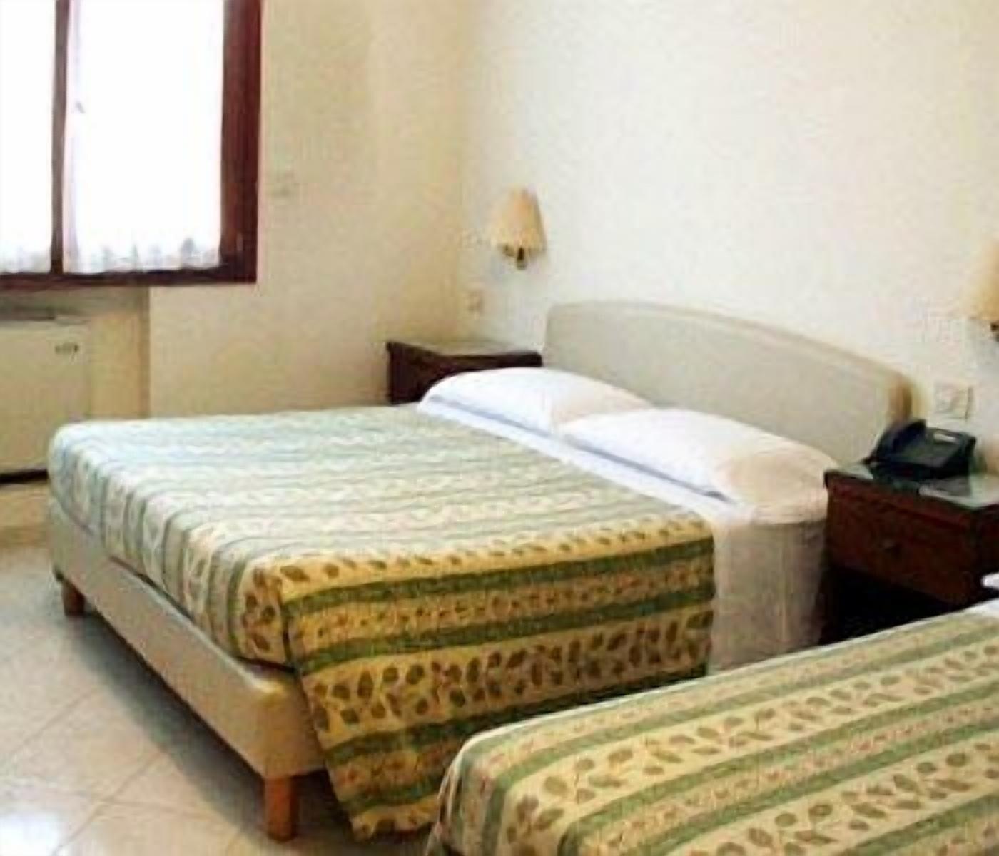 Hotel Caldin'S Чоджия Екстериор снимка