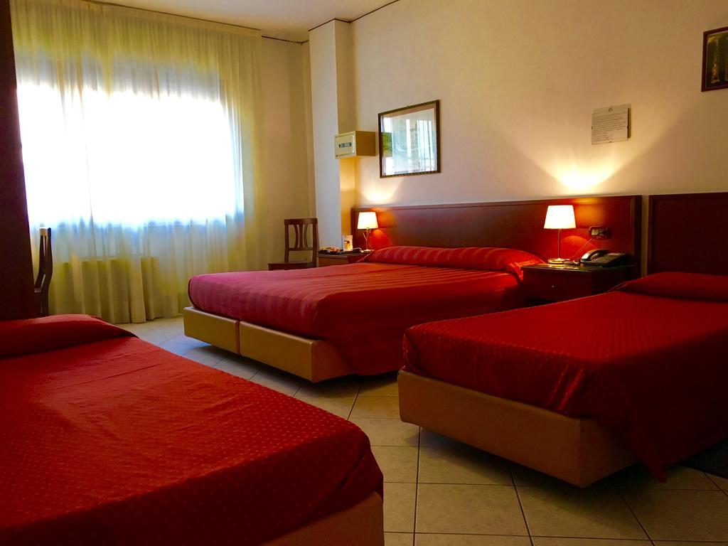 Hotel Caldin'S Чоджия Екстериор снимка
